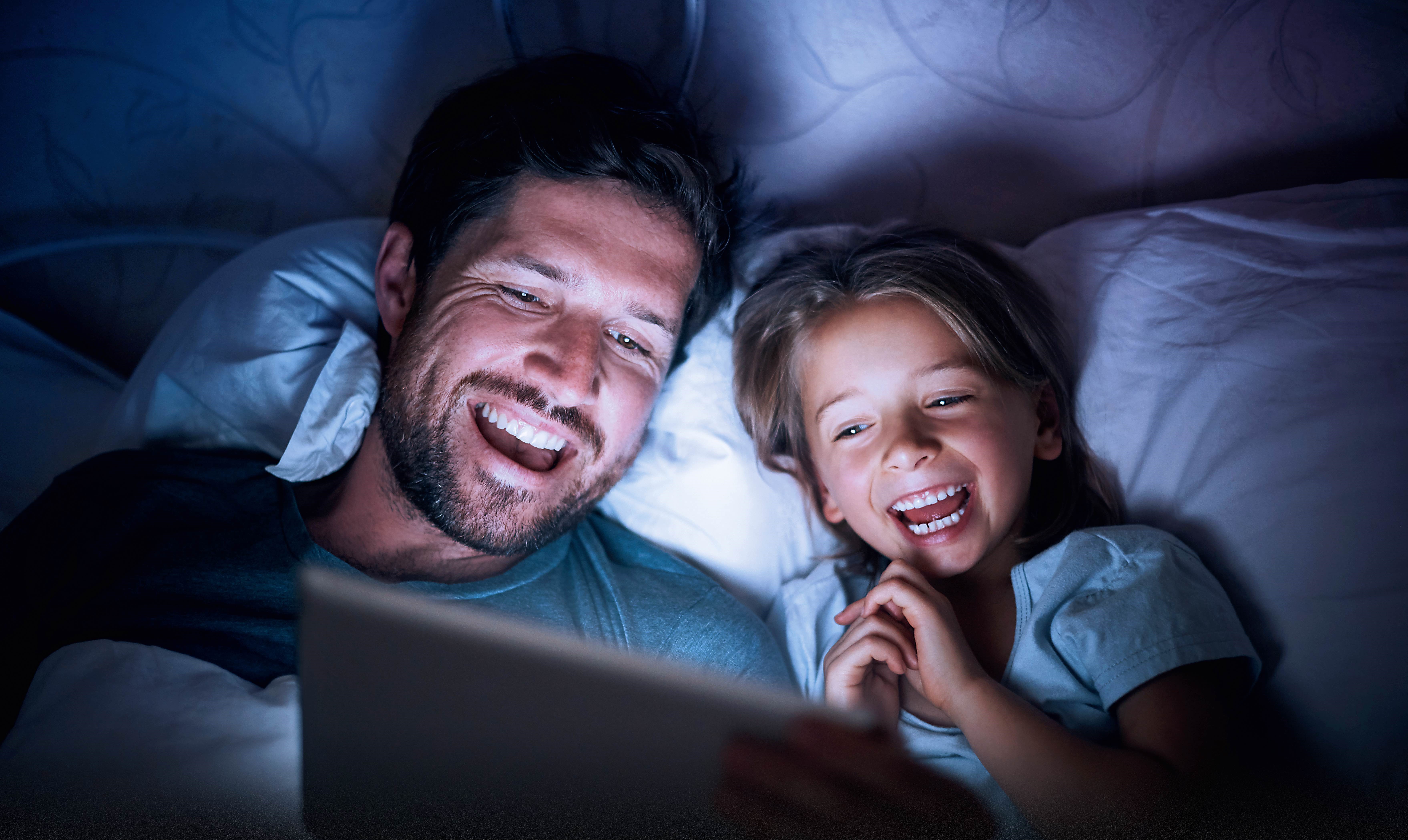 Vater und Tochter schauen im Bett waipu.tv